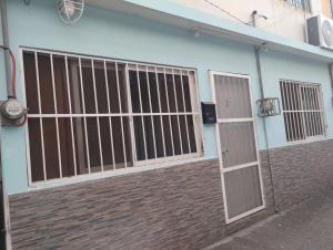 a building with two gates on the side of it at Casa céntrica amplia en Veracruz in Veracruz +9 photos