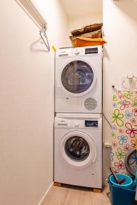 a washing machine and a washer in a room at Duinhof Klein Dishoek - Appartementen onder aan de duinen, in het centrum met terras in Dishoek +222 photos