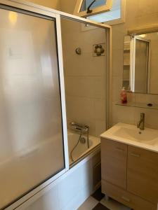 a bathroom with a shower and a sink at Immeuble Mohamet Mbacké TAÏF in Dakar +28 photos