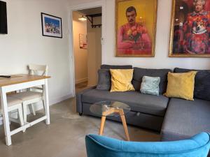 a living room with a blue couch and a table at Piso Bonaire in Sitges