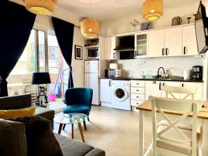 a kitchen and living room with a table and chairs at Piso Bonaire in Sitges