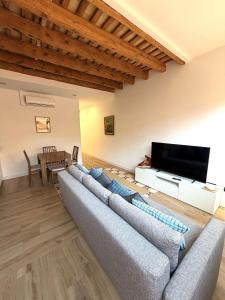 a living room with a couch and a flat screen tv at Apartamentos_Lovely_Rooms_Vic in Vic