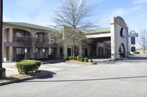 ein Gebäude mit einem Parkplatz davor in der Unterkunft Motel 6-Little Rock, AR - Airport in Little Rock