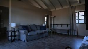 a living room with a couch and a table at Casa Rifugio Parma in Basilicanova
