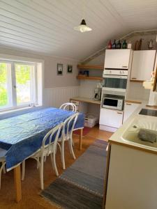 a kitchen with a table and chairs in a room at Kunnarainen in Sudsaloö