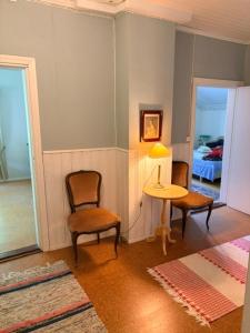a room with two chairs and a table and a bed at Kunnarainen in Sudsaloö +2 photos