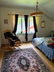 a bedroom with a bed and a rug and a window at Kunnarainen in Sudsaloö