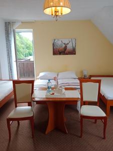 a room with a table and two chairs and a bed at Villa Mariano Michałowice in Piechowice