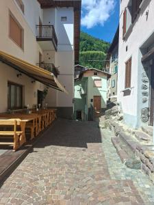 a courtyard with a table and benches in a building at ALBERGO DIFFUSO ORNICA NEL CUORE in Ornica