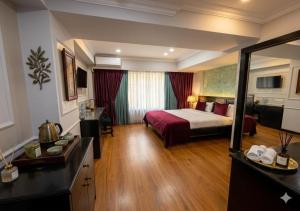 Llit o llits en una habitació de Vitrage City Hotel Baku