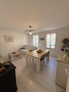 a living room with a table and a couch at Les 3 Pigeons in Narbonne
