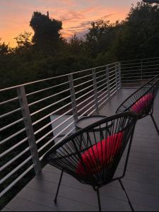 a bench sitting on a boardwalk with a sunset at EDA di Lago, 2-Zimmer Wohnung, Kostenfreies Parken, 24h Check-IN in Reichenau