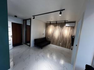 a living room with a black couch in a room at Апартаменти La Familia в Одеський Бульвар - Od 433 in Teremki