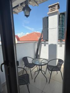 a patio with chairs and a table on a balcony at L'Hotelpz in Prizren