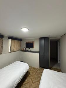 a bedroom with two beds and a small kitchen at Avlia Konakları in Edirne