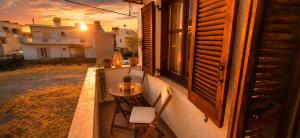 ein Balkon mit Tisch und Stühlen und einem Fenster in der Unterkunft Knossos Suite in Palekastro + 37 Fotos