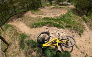 a bike laying on the ground in a field at Mlýnská 53 in Kraslice +1 photo