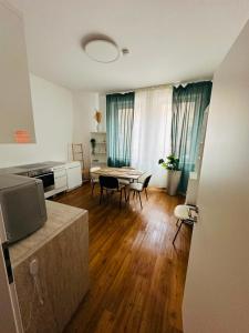a living room with a table and chairs and a kitchen at City apartment with private parking in Nuremberg +10 photos