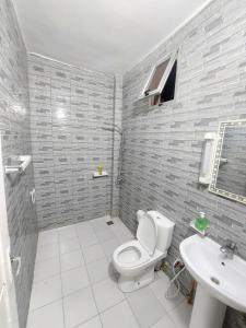 a bathroom with a toilet and a sink at Horizon Bleu Cozy prés de la Plage avec Balecon in Dakar +16 photos