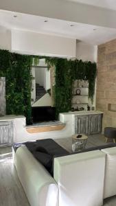 a living room with a white couch and a fireplace at Maison de ville exceptionnelle in Carpentras