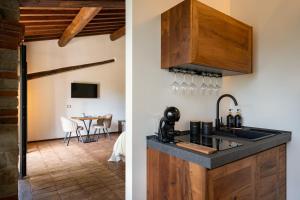 a kitchen and a dining room with a table at Tenuta dell'Oca Satolla in Pergine Valdarno