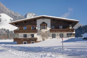 Appartementhaus Montana KG v zime