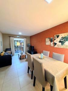 a dining room with a table and chairs at Departamento duplex Champaqui in Villa General Belgrano