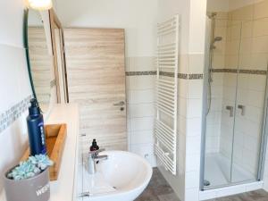 a bathroom with a sink and a shower at Alpenstube Ockholm in Ockholm