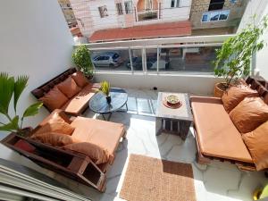 an overhead view of a balcony with couches and a table at Horizon Bleu Cozy prés de la Plage avec Balecon in Dakar