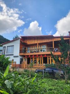 a house with a porch and a balcony at Coffee Myhome in Kon Rung (1)