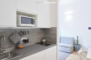 a kitchen with a sink and a microwave at Urban Chic, Terre Marine in La Spezia
