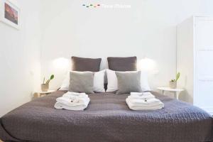 a large bed with two towels on top of it at Urban Chic, Terre Marine in La Spezia