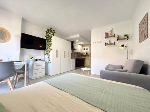 a living room with a couch and a table and a kitchen at Hercules Cozy Studio - City Center and Near Beach in Benalmádena