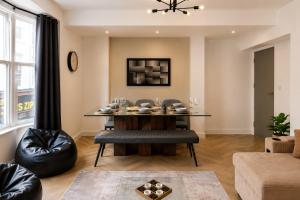 a living room with a table and a couch at Luxe By The Sea - Luxury in the Centre of Brighton - Aparthotel - 3 Beautiful Apartments - Penthouse Available in Brighton & Hove