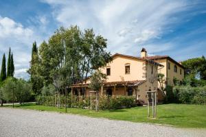 a house with a garden in front of it at Tenuta dell'Oca Satolla in Pergine Valdarno