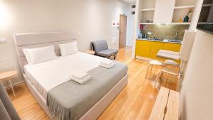 a small bedroom with a bed and a kitchen at Heritage Apartments in Câmara de Lobos