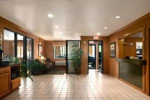 una hall con un corridoio con piante e una stanza di Super 8 by Wyndham Peoria East a Peoria