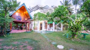 a house with a garden in front of it at lake Edge Dambulla in Dambulla