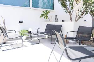 a group of chairs and a table in a room at Apartment Simply 302 in Gázion