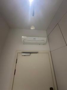 a room with a door with a light on the ceiling at Apartament Gdański Harward lokal nr 2 in Gdańsk