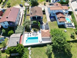 an aerial view of a house with a swimming pool at Ferienhaus Marija mit Pool in Vilanija