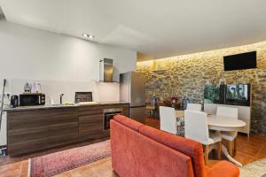 a kitchen and dining room with a table and chairs at Casa de Férias Da Padroa in Braga