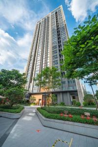 a large white building with a street in front of it at Mihua International Apartment - Guangzhou Yangang Subway Station Branch in Guangzhou
