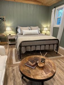a bedroom with a bed and a coffee table at 5 Oaks Casita in Abilene