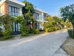 an empty street in front of a house at Resort Long Hải in Binh Chau