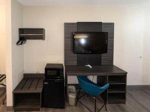 a desk with a computer and a blue chair in a room at Motel 6 Stafford VA Quantico in Stafford