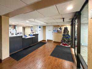 an office with a christmas tree in the middle at Motel 6 Stafford VA Quantico in Stafford
