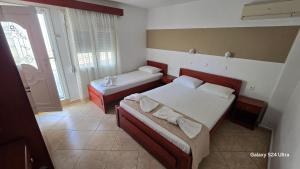 a hotel room with two beds and a window at studios ELENA in Potos