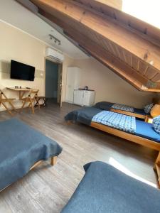 a bedroom with two bunk beds and a table at Pensjonat Roma in Pszczew