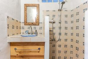 a bathroom with a sink and a mirror at Casa Lucía - Off grid vakantiehuisje - Puerto Mika in Torviscón